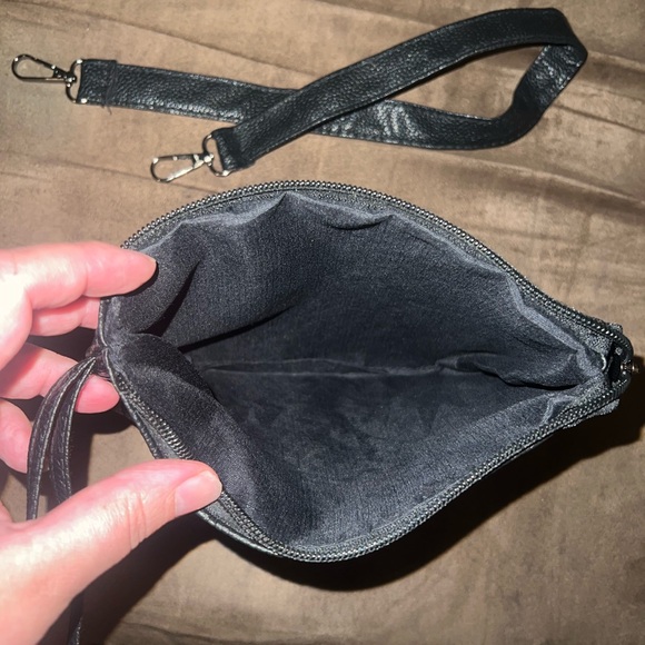 NWOT Leather Black Skull Wristlet Handbag - Picture 4 of 6